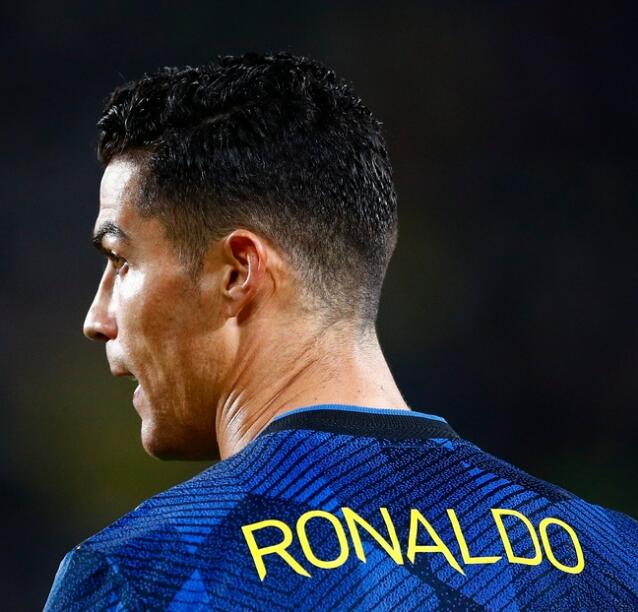 c罗总共踢了多少场比赛(足坛年度总结:C罗63场比赛进45球助攻6次,梅西、莱万如何)