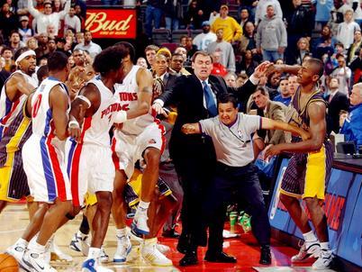 拳击打出脑浆的是谁（盘点NBA五大冲突时刻，一人被打出脑浆）